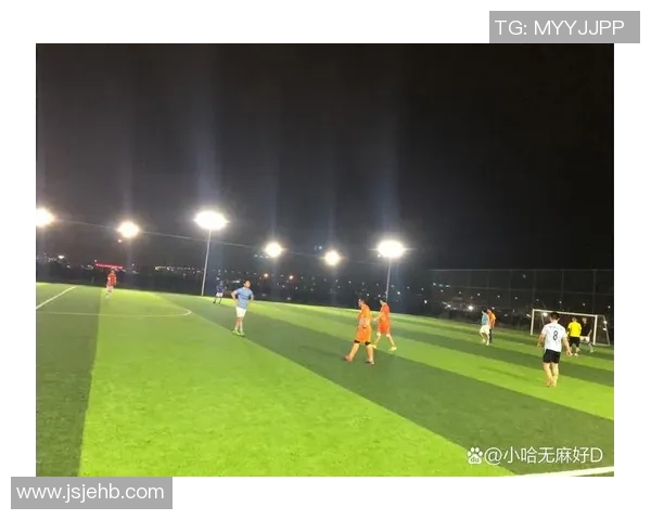 足球巨星背后的故事:从绿茵场到生活私密,球员们的鲜为人知一面