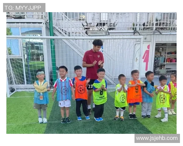 球星亲自示范足球训练技巧 提升个人技术与团队配合能力